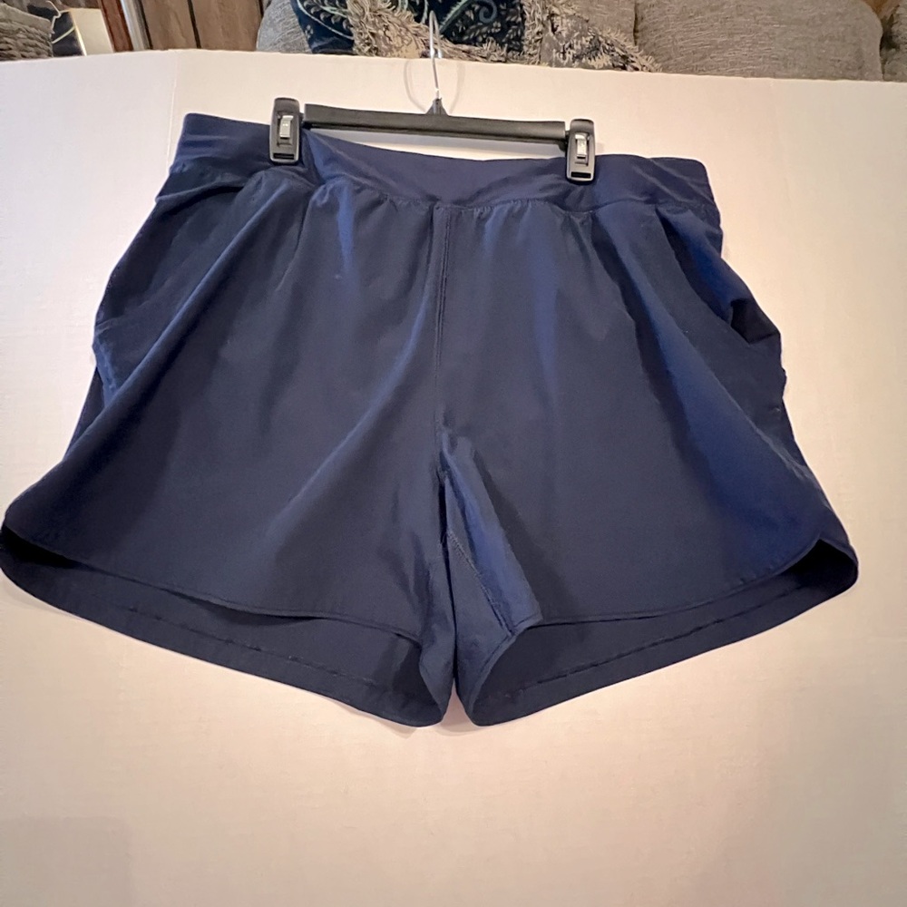 Land Ends activewear shorts navy sz 22w. Excellent condition smoke/pet free